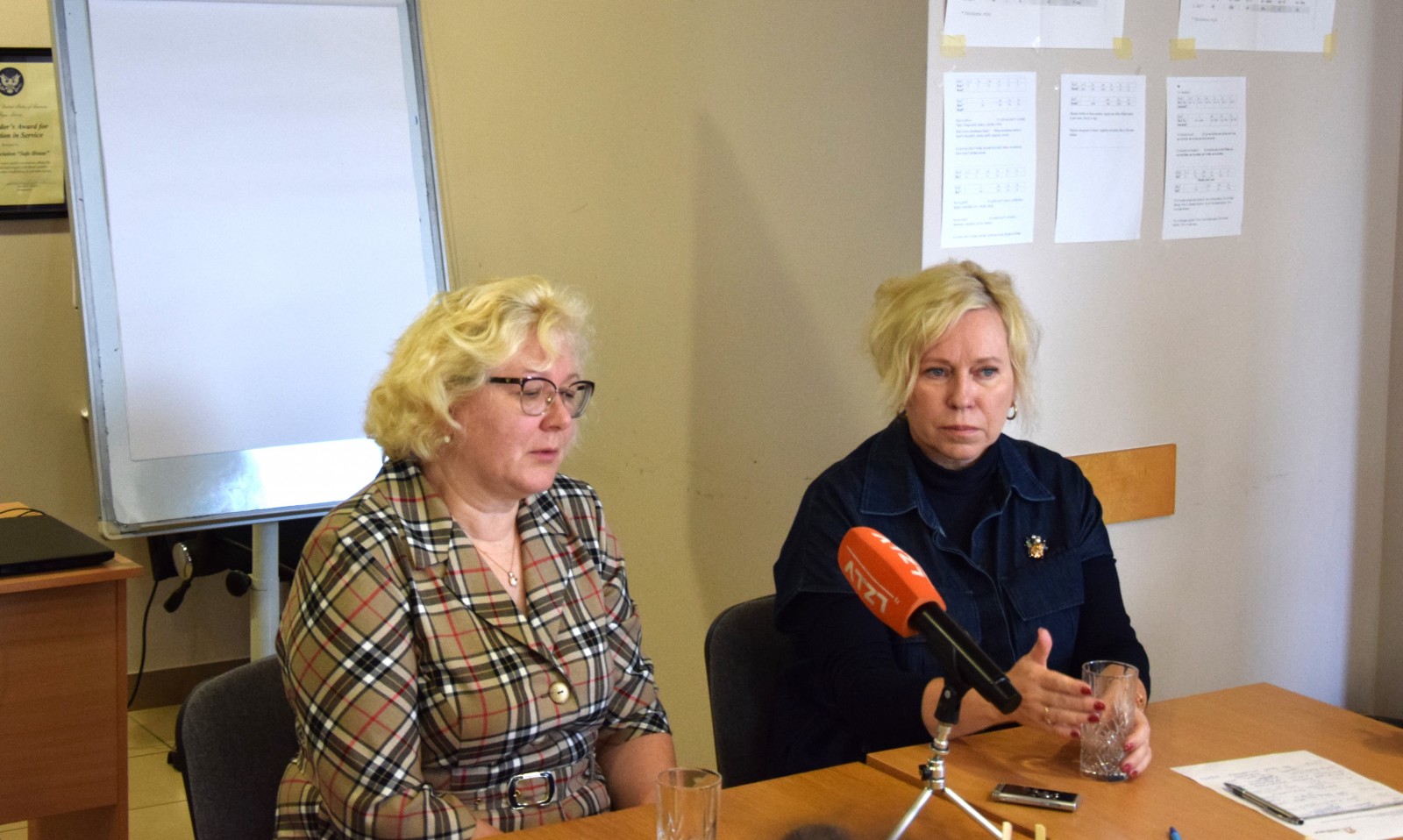 Gita Miruškina un Gunta Vīksne uzrunā mediju pārstāvjus.