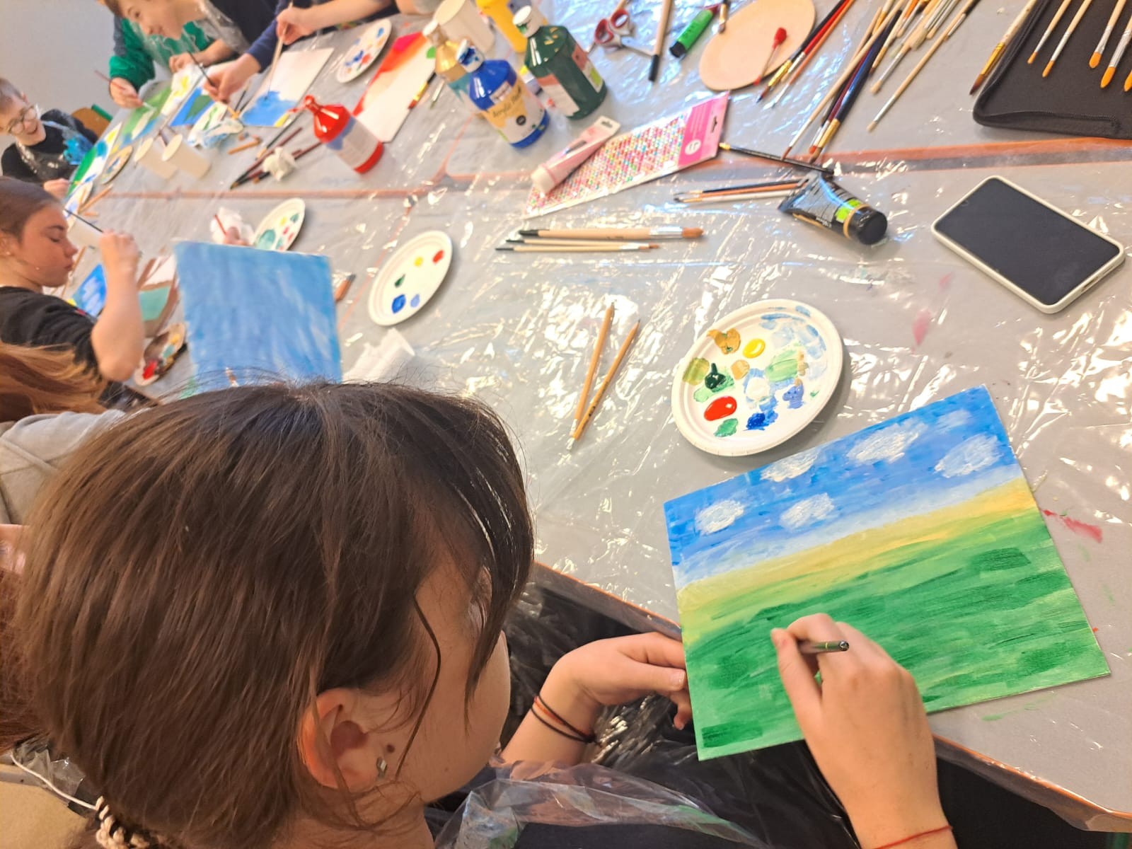 Mākslas terapijas nodarbības ukraiņu pusaudžiem. | Patvērums Drošā māja