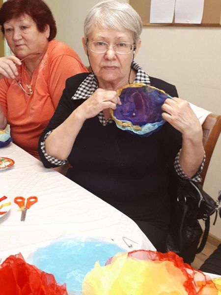 Seniori gatavo Ziedu brošas | Patvērums Drošā Māja